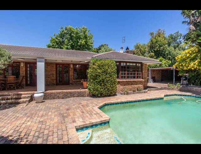 5 BEDROOM HOUSE FOR SALE IN CONSTANTIA